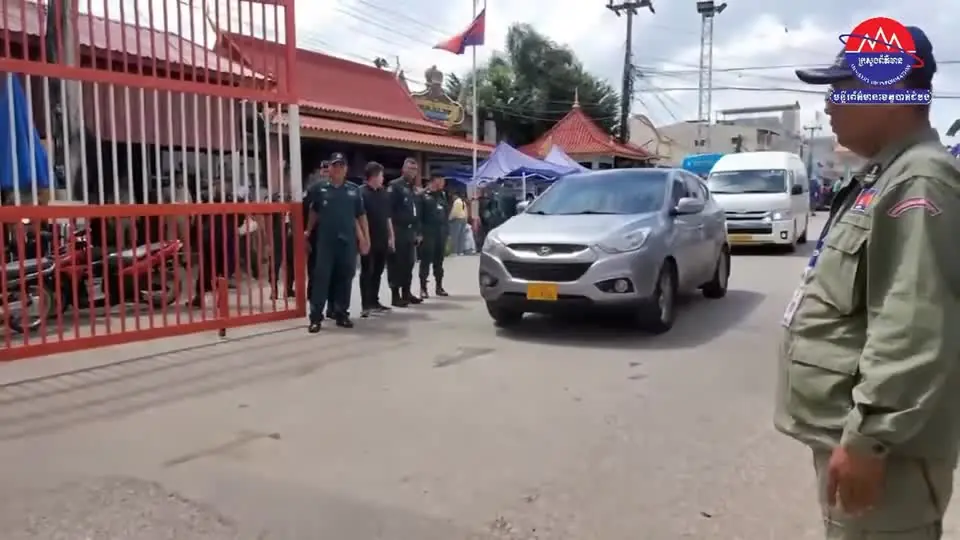 Các phương tiện được cho là chở các quan chức của Đại sứ quán Thái Lan qua biên giới Thái Lan - Campuchia.